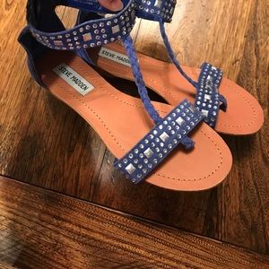 Only tried on Steve Madden flat open toe sandals.